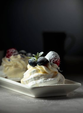 Yaban mersini ve ahududu tatlı Pavlova.