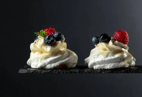 Dessert Pavlova with blueberries and raspberries. — Stock Photo, Image