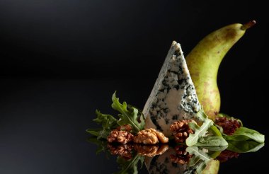 Mavi peynir ceviz, armut ve yeşillik ile.