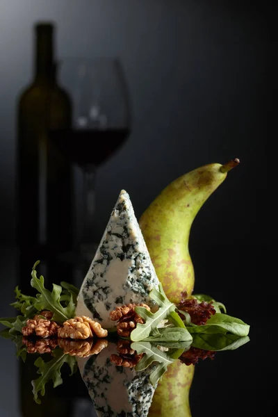 Blue cheese with walnuts, pear and greens. — Stock Photo, Image