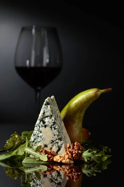 Μπλε τυρί με καρύδια, αχλάδι και χόρτα. — Φωτογραφία Αρχείου