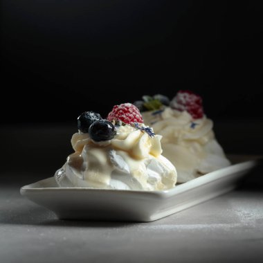 Yaban mersini ve ahududu tatlı Pavlova.