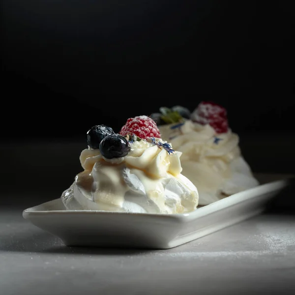 Dessert Pavlova with blueberries and raspberries. — Stock Photo, Image