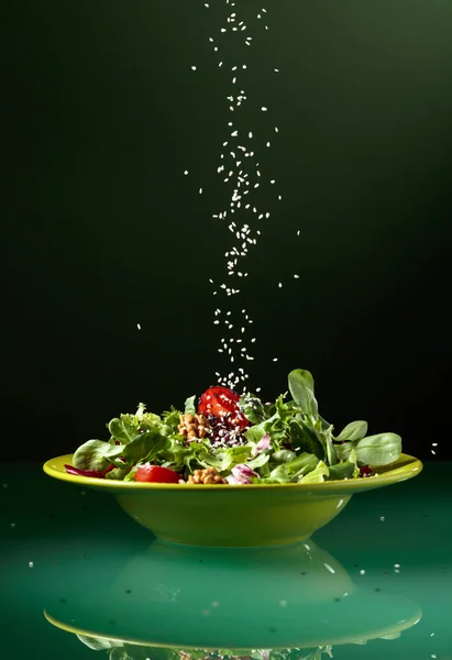 Зеленый салат с помидорами черри, грецкими орехами и кунжутом . — стоковое фото