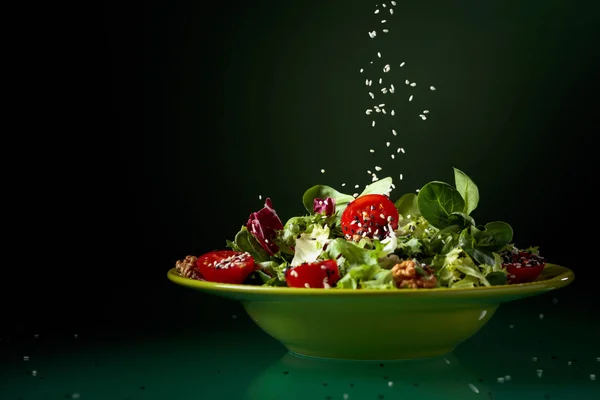 Green salad with cherry tomatoes, walnuts and sesame. — Stock Photo, Image