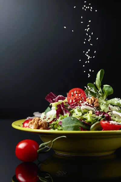 Grön sallad med körsbärs tomater, sesam, valnötter och grönsak — Stockfoto