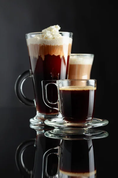 Varias bebidas de café sobre un fondo negro . — Foto de Stock