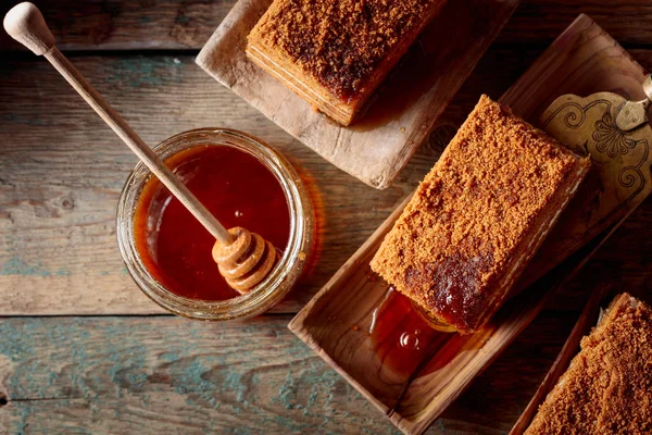 Torta al miele fatta in casa su un vecchio tavolo di legno . — Foto Stock