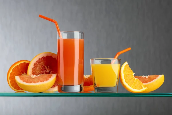 Vasos de pomelo fresco y zumo de naranja . — Foto de Stock