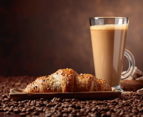 Coffee latte and croissant. — Stock Photo, Image