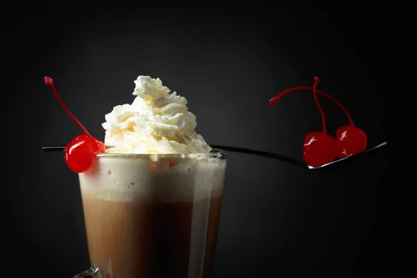 Cóctel de café en capas con crema batida y cereza roja . — Foto de Stock