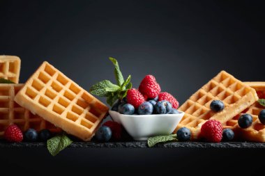 Yaban mersini, ahududu ve taze nane ile Belçikalı Waffle.