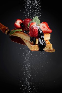 Çilek, nane ve çikolata sosu ile Belçikalı Waffle.