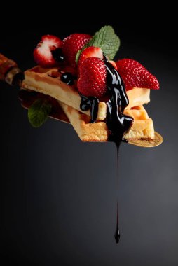 Çilek, nane ve çikolata sosu ile Belçikalı Waffle.