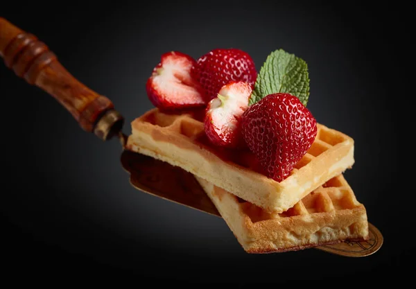 Çilekli ve naneli Belçika waffleları. — Stok fotoğraf