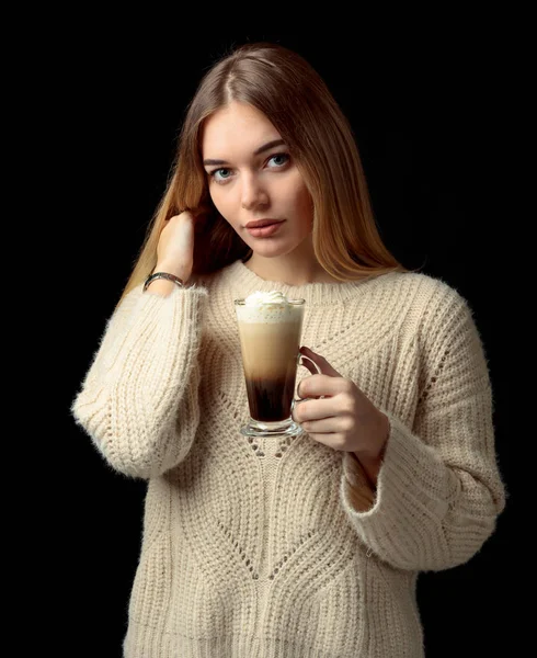 Красивая девушка в свитере с кружкой кофейного коктейля — стоковое фото