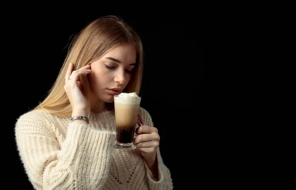 Beautiful girl in a sweater holding a mug of coffee cocktail wit — Stock Photo, Image