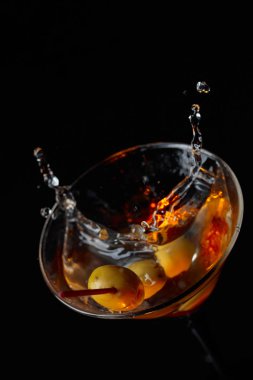 Martini kokteyl yeşil zeytin ile.