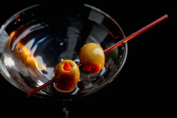 Martini-Cocktail mit grünen Oliven. — Stockfoto