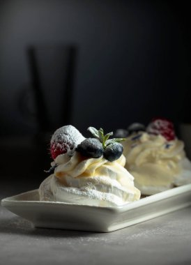 Yaban mersini ve ahududu tatlı Pavlova.