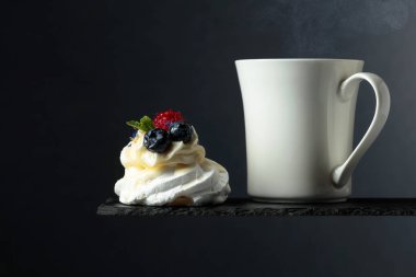 Yaban mersini ve ahududu tatlı Pavlova.