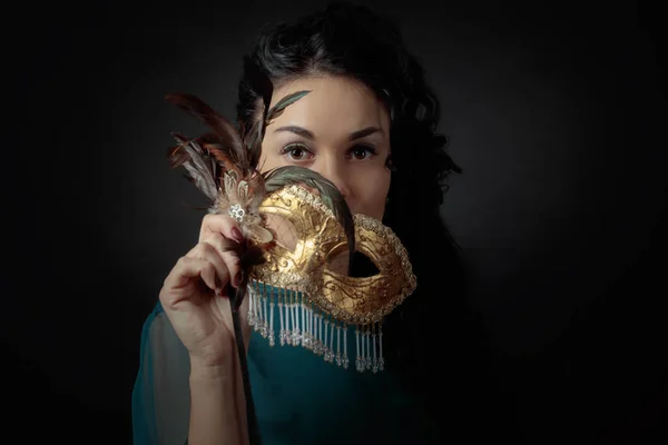 Retrato de atractiva morena en vestido de noche con carnaval m — Foto de Stock