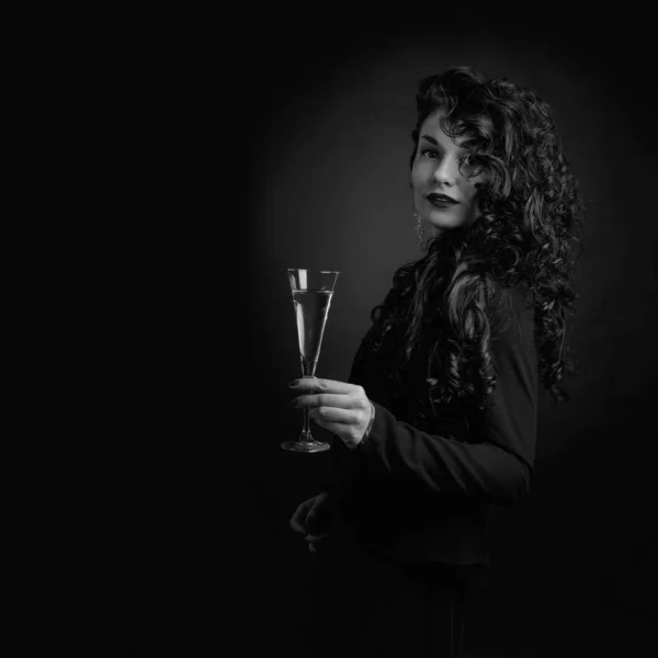 Retrato de atractiva morena con copa de vino sobre una ba negra — Foto de Stock