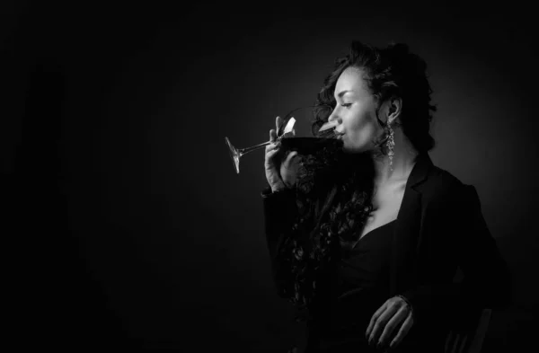 Retrato de atractiva morena con copa de vino sobre una ba negra — Foto de Stock