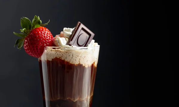 Chokladdryck med vispad grädde, jordgubbar och bitar av bla — Stockfoto