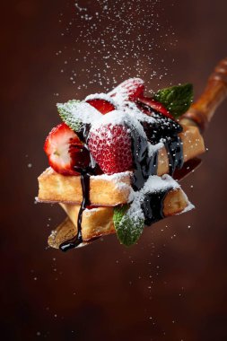 Çilek, nane ve çikolata soslu waffle.