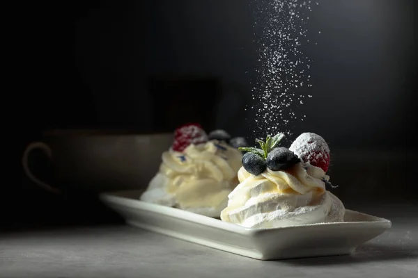 Dessert Pavlova  sprinkled with powdered sugar. — Stock Photo, Image