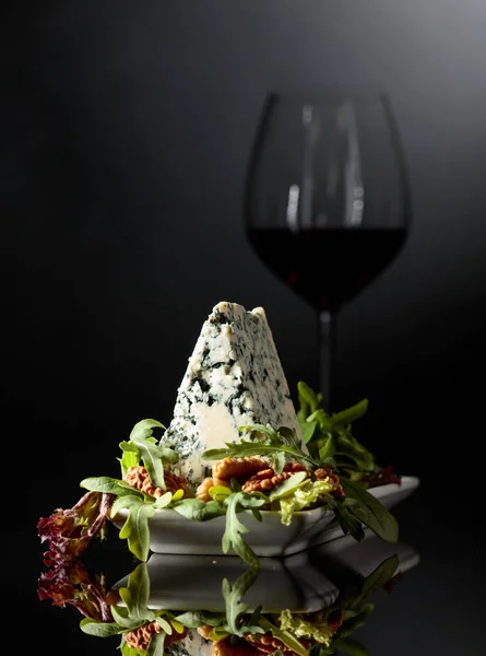 Blue cheese with walnuts, greens and red wine. — Stock Photo, Image