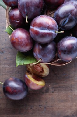 Ahşap arka plan üzerinde olgunlaşmış sulu Erik. 