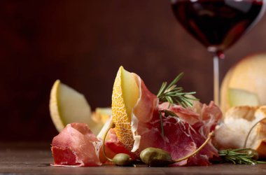  Kavun, kapari ve biberiye ile Prosciutto.