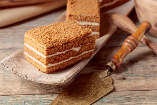 Geschichteter Honigkuchen mit Sahne. — Stockfoto