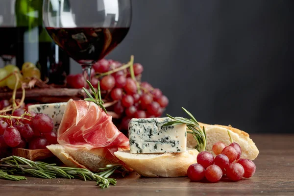 Delicioso snack y copas de vino tinto . — Foto de Stock