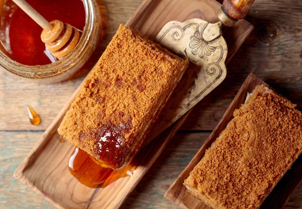 Pastel de miel en una vieja mesa de madera . —  Fotos de Stock