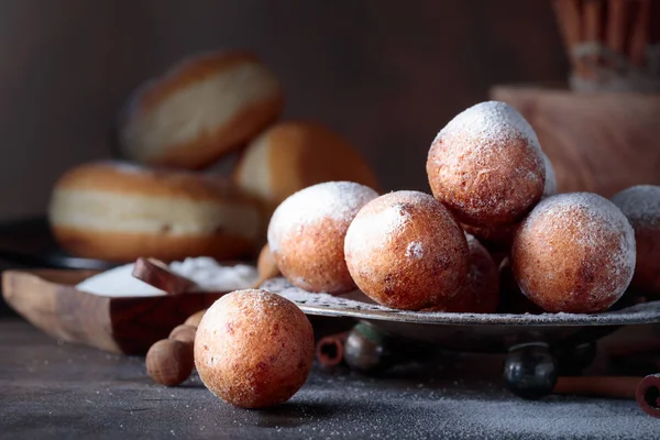 Donuts sucrés en poudre avec du sucre . — Photo