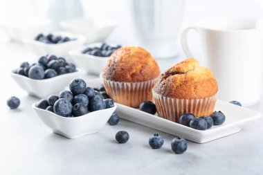 Beyaz masada Muffins ve Blueberry. 