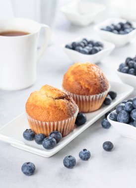 Beyaz masada Muffins ve Blueberry. 