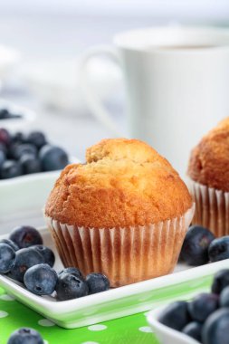 Beyaz masada Muffins ve Blueberry. 
