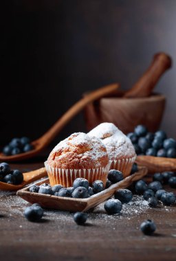 Muffins ve yaban mersini toz şeker ile serpilir.