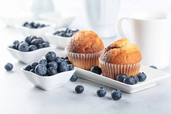 Muffins e mirtilo na mesa branca . — Fotografia de Stock
