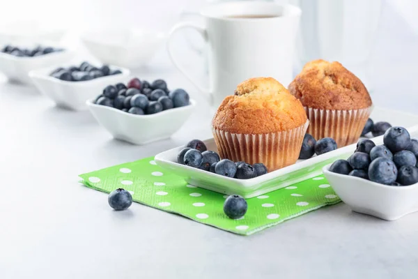 Muffins e mirtilo na mesa branca . — Fotografia de Stock