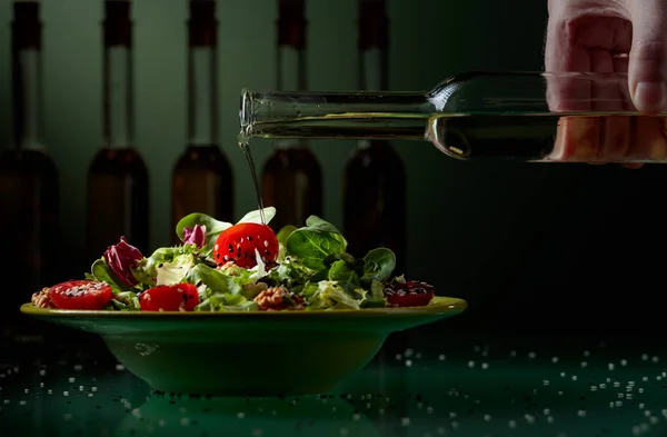 Зеленый салат с помидорами черри, кунжутом и грецкими орехами — стоковое фото