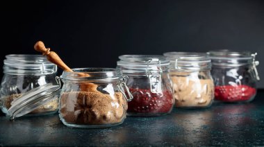 Cam kavanozlarda çeşitli Oryantal baharatlar ve otlar.