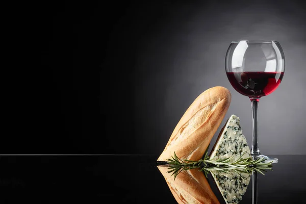 Queijo azul com pão, alecrim e vinho . — Fotografia de Stock
