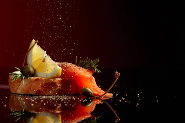 Alabalar fileto, limon dilim, kapanlar ve biberiye spr ile sandviç — Stok fotoğraf