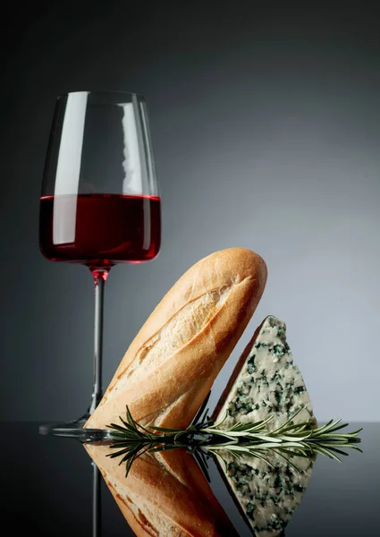 Blauwe kaas met brood, rozemarijn en rode wijn. — Stockfoto
