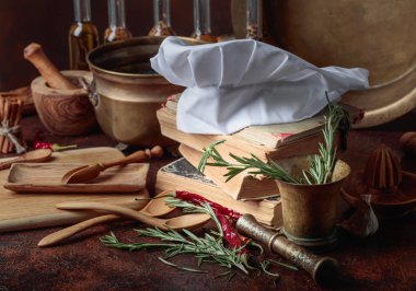 Beyaz şef şapkası ve eski yemek kitapları.